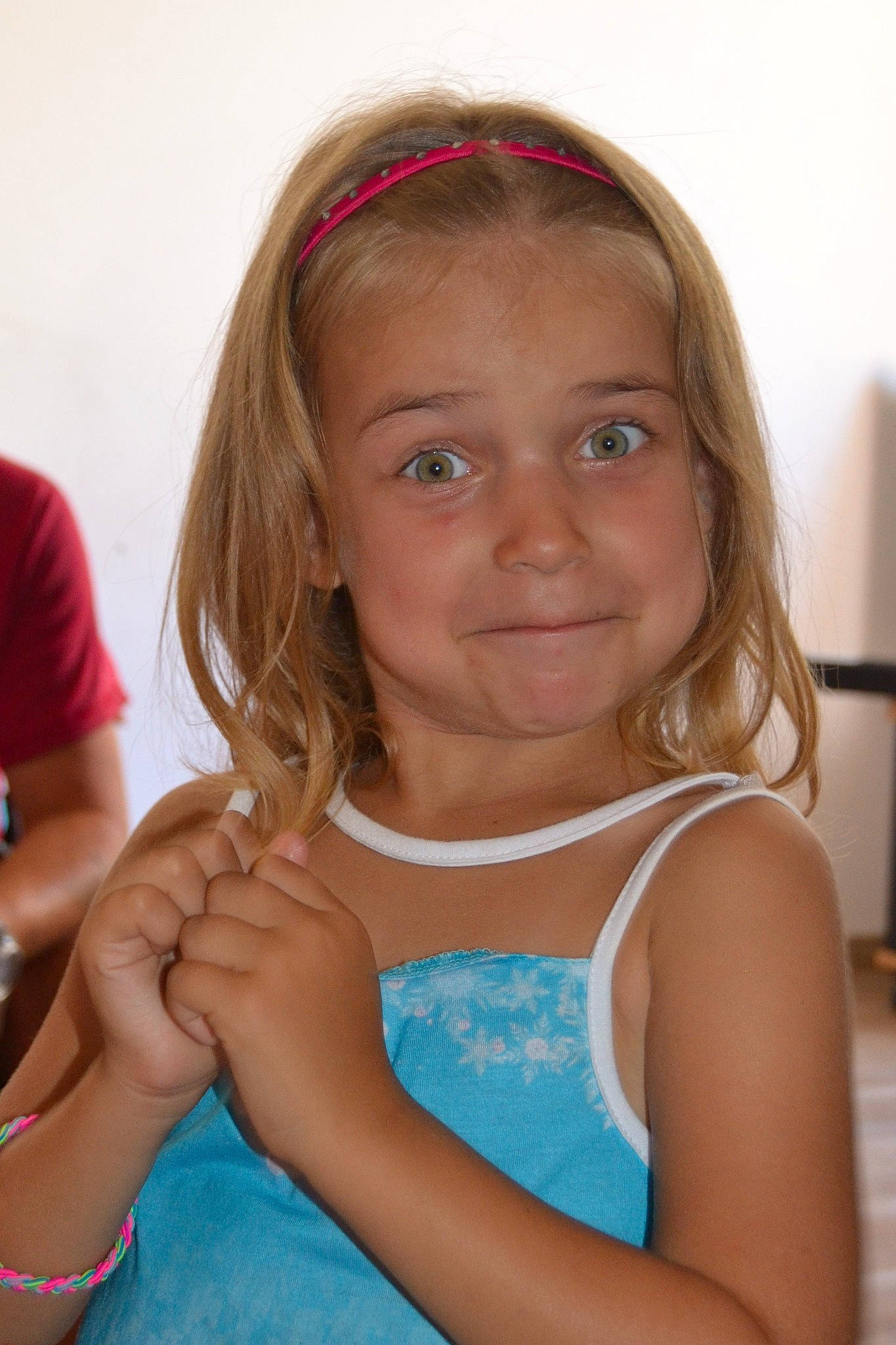 Emma a rejoint le concours — aidez-le/la à gagner de superbes lots ! arm, cheek, chin, clothing, eyebrow, eyelash, fun, gesture, happy, iris, joy, leisure, lip, long_hair, mouth, neck, nose, person, skin, smile