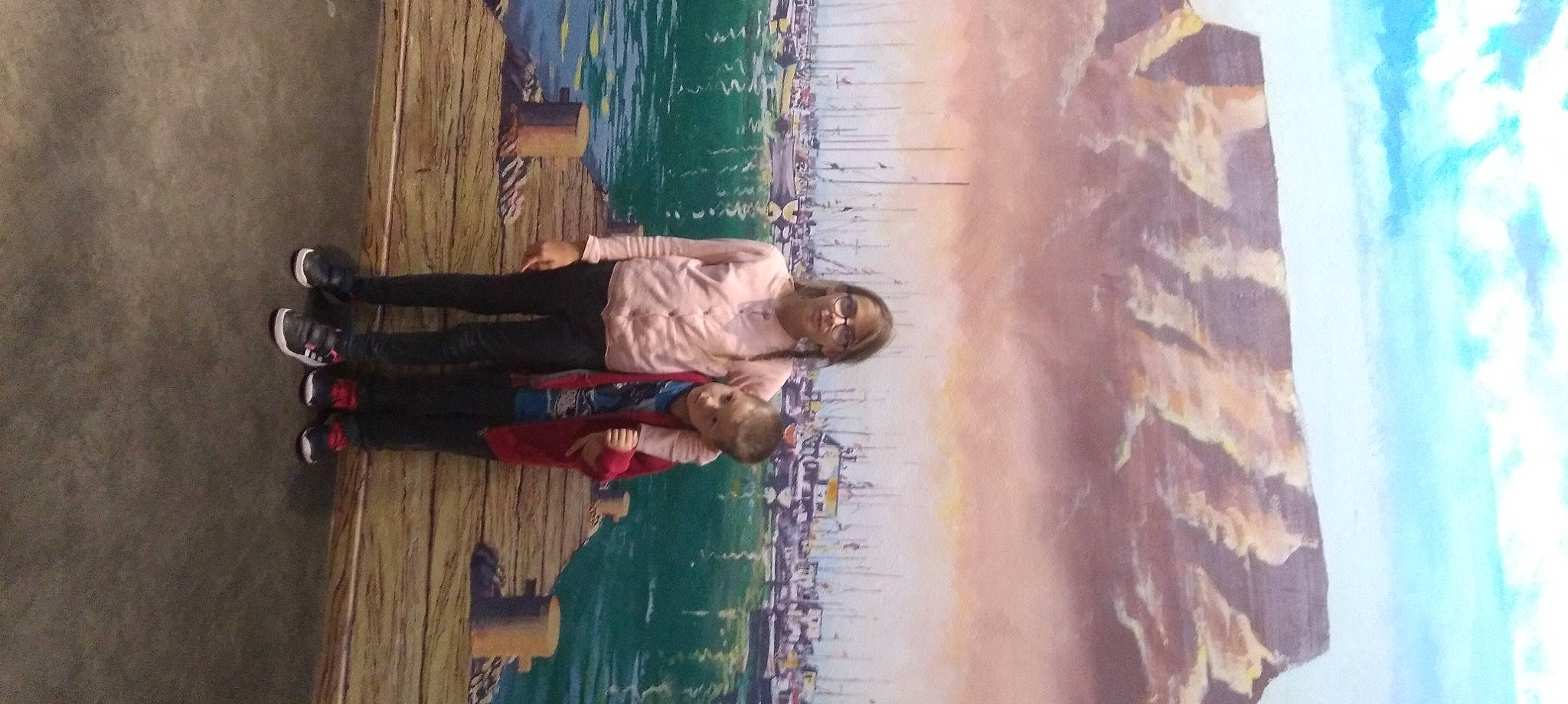 Lana a rejoint le concours — aidez-le/la à gagner de superbes lots ! art, child, fun, green, leisure, paint, person, reflection, smile, textile, vacation, visual_arts, wall, water, wood