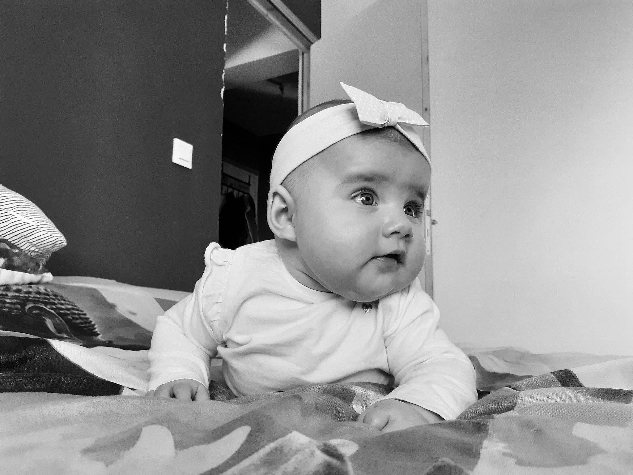 Azélia a rejoint le concours — aidez-le/la à gagner de superbes lots ! baby, black_and_white, child, head, monochrome, monochrome_photography, person, photograph, photography, room, smile, snapshot, toddler, white