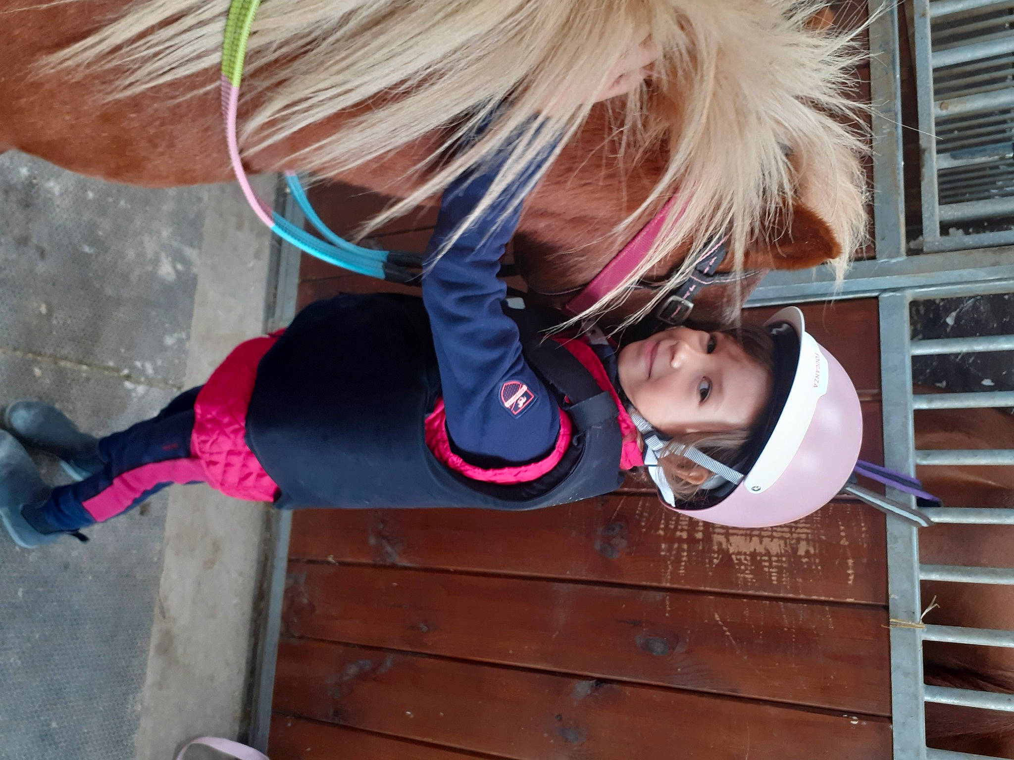 Livia a rejoint le concours — aidez-le/la à gagner de superbes lots ! bangs, blond, child, cool, eyewear, fashion_accessory, fun, goggles, happy, headwear, hime_cut, outerwear, person, personal_protective_equipment, pink, sunglasses, thigh, tree, vision_care, wig