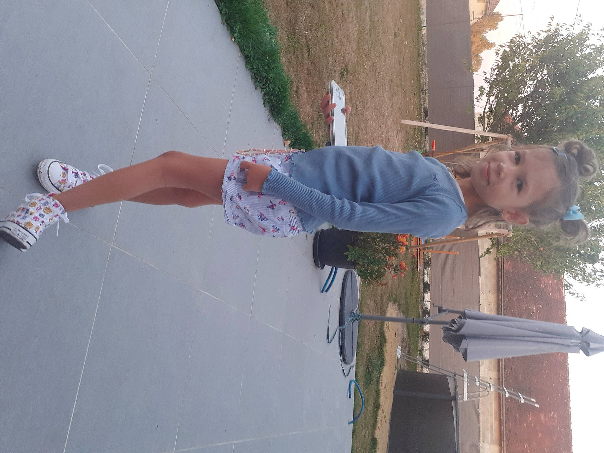 Livia participe au concours pour gagner de l'argent avec cette photo : acrobatics, asphalt, elbow, fun, human_body, human_leg, joy, knee, leisure, person, plant, recreation, rope, shorts, sky, thigh, tree