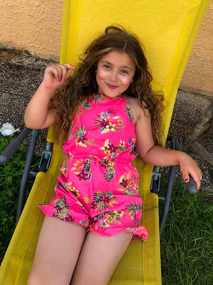 Leanna participe au concours pour gagner de l'argent avec cette photo : facial_expression, finger, fun, grass, hair, happy, joy, leaf, leg, leisure, magenta, mouth, people_in_nature, person, pink, plant, shoulder, skin, smile, thigh