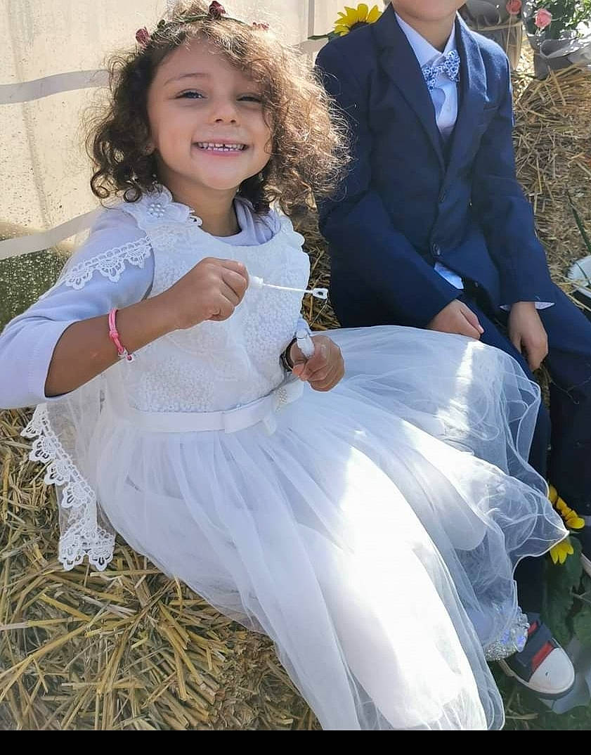 Mya participe au concours pour gagner de l'argent avec cette photo : bridal_accessory, bridal_clothing, bridal_party_dress, child, dress, formal_wear, fun, gown, grass, hairstyle, happy, headpiece, joy, people_in_nature, person, photograph, smile, tie, toddler, wedding_ceremony_supply