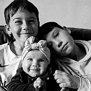 Safiya participe au concours pour gagner de l'argent avec cette photo : baby, child, sibling, black_and_white, portrait, smile, headband, couch, clothing, young, happy, face, person, indoors, closeup, hand, hoodie, casual, toddler, boy
