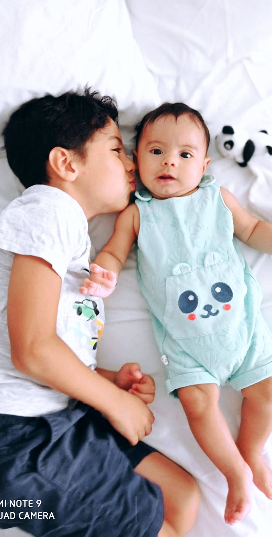 Victor participe au concours pour gagner de l'argent avec cette photo : baby, baby_products, baby_toddler_clothing, child, happy, person, product, sibling, sleeve, smile, toddler