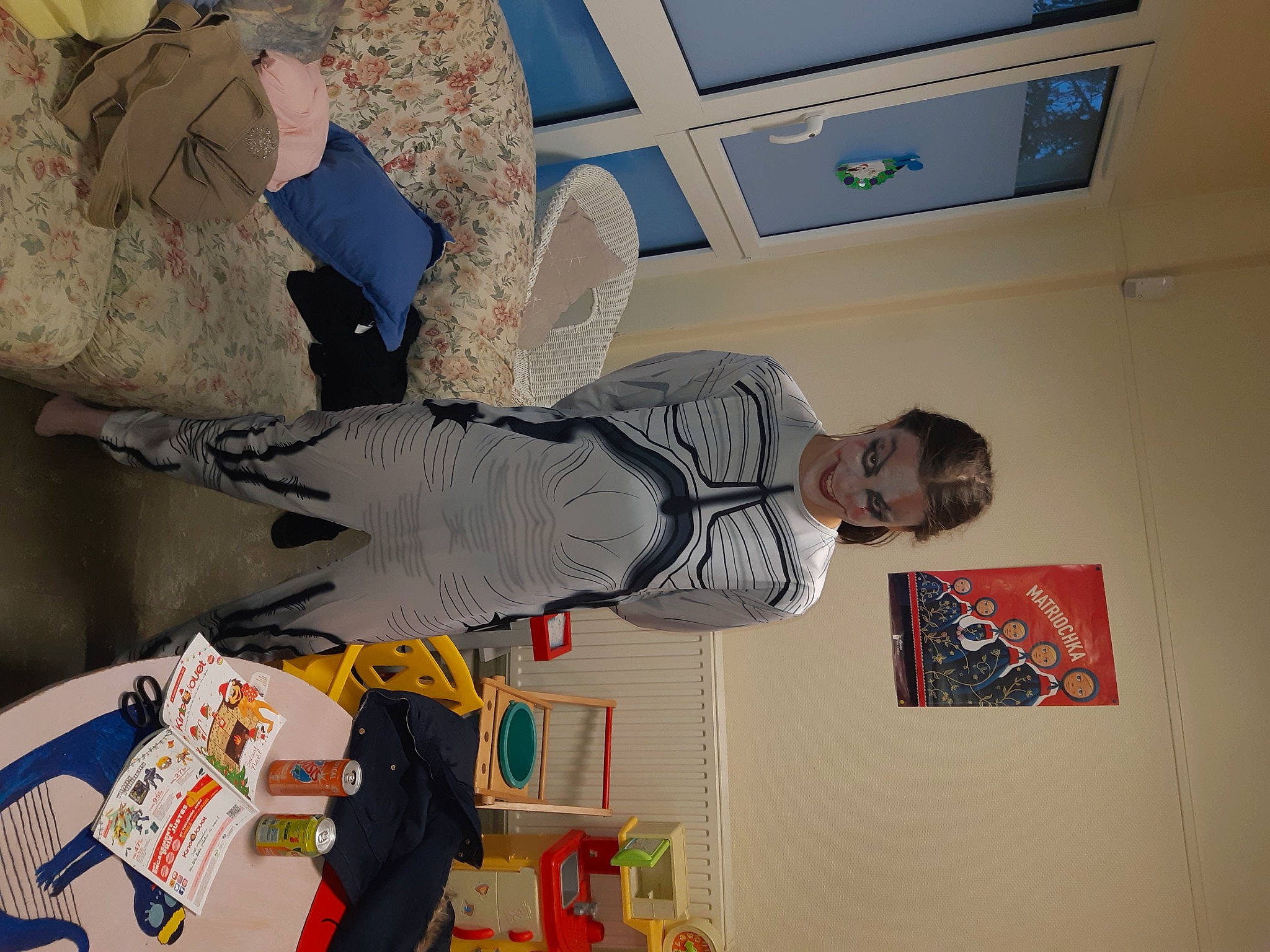 Océane participe au concours pour gagner de l'argent avec cette photo : art, artist, carmine, ceiling, child, fun, house, illustration, interior_design, person, plaster, room, space, t_shirt, tree, visual_arts, wall, world