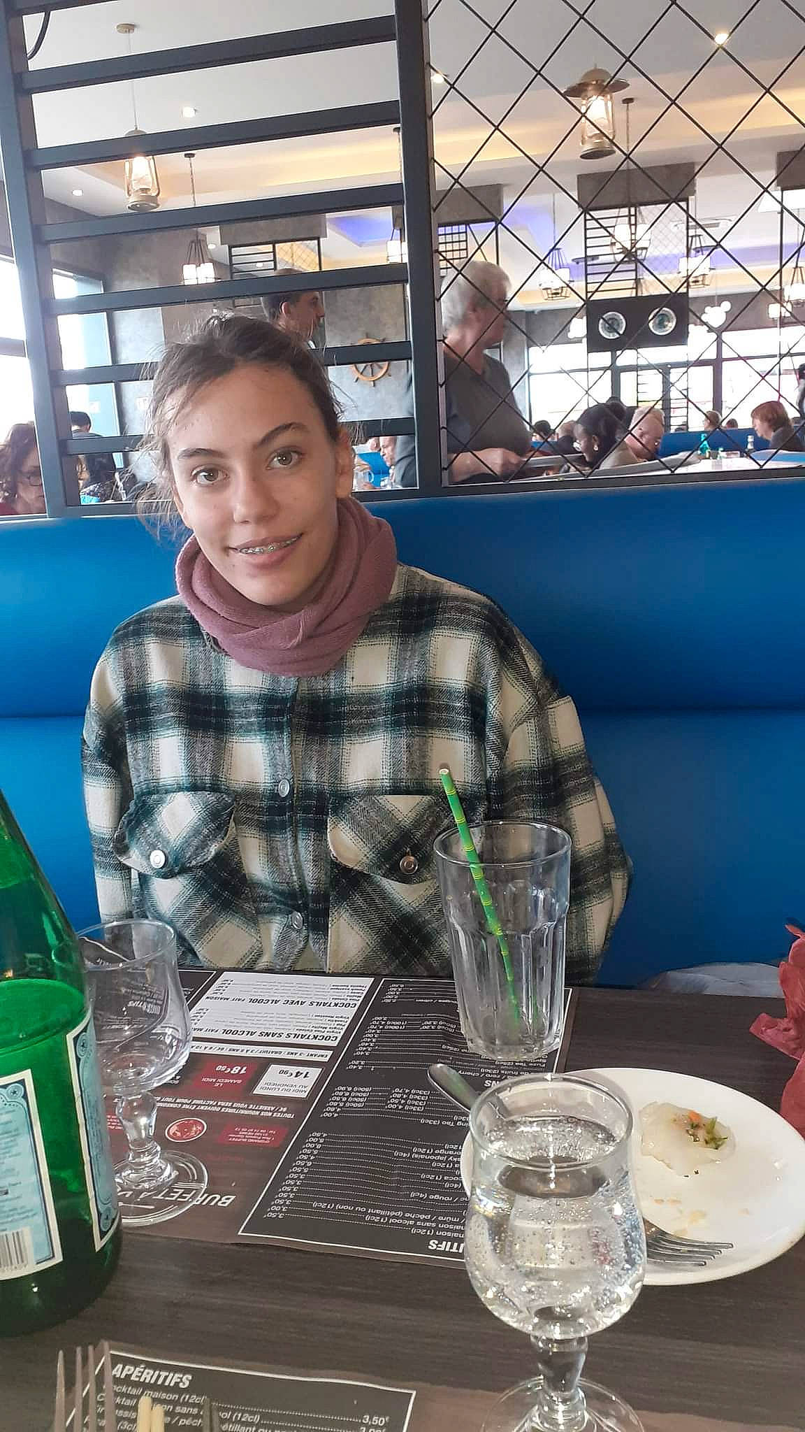 Océane a rejoint le concours — aidez-le/la à gagner de superbes lots ! alcohol, alcoholic_beverage, barware, bottle, dishware, drink, drinking_water, drinkware, fun, glass, headwear, joy, leisure, person, plastic_bottle, plate, serveware, sitting, t_shirt, table