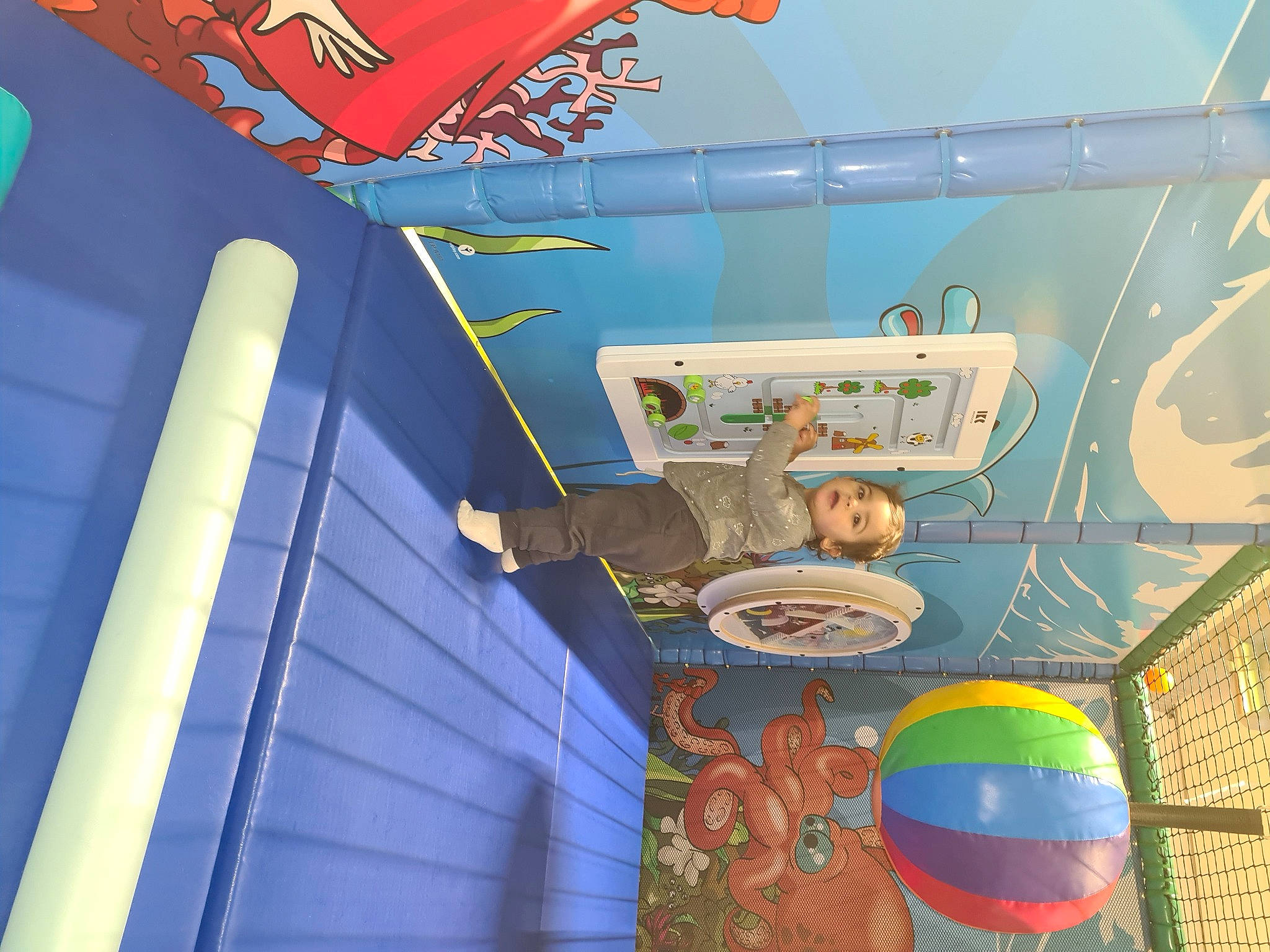 Ryad participe au concours pour gagner de l'argent avec cette photo : advertising, art, azure, blue, building, ceiling, daytime, electric_blue, event, fun, graphic_design, graphics, leisure, magenta, person, recreation, room, space, visual_arts, wall