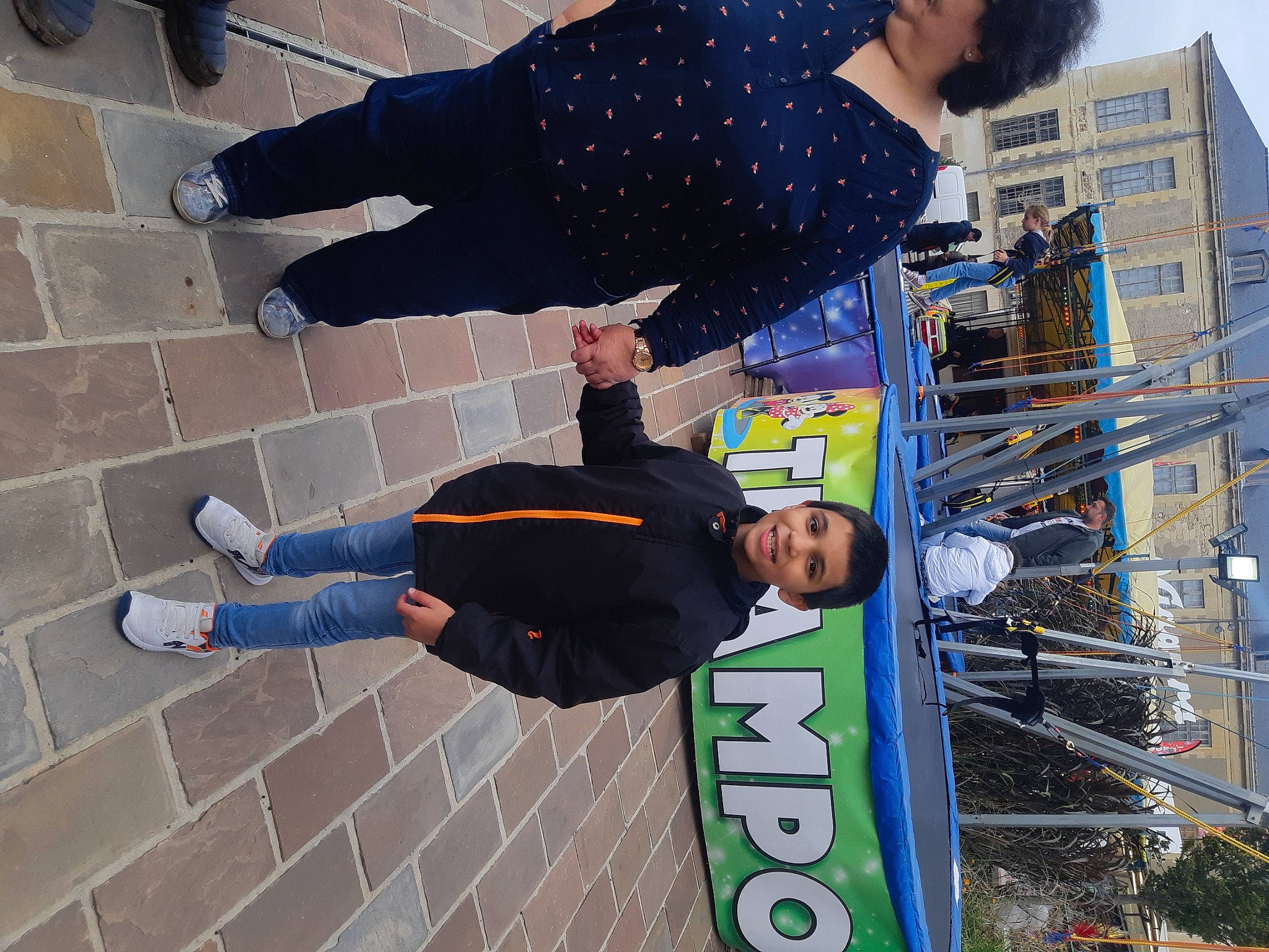 Amine a rejoint le concours — aidez-le/la à gagner de superbes lots ! building, electric_blue, facade, gesture, human_leg, joy, outdoor_shoe, pattern, pedestrian, person, plant, recreation, sky, sneakers, street, walking_shoe