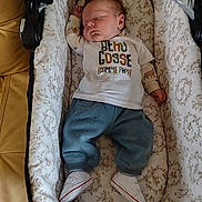 Ayden a rejoint le concours — aidez-le/la à gagner de superbes lots ! baby, sleeping, infant, clothing, baby_carrier, plush_toy, footwear, soft_fabric, pajamas, indoor, cute, peaceful, child, resting, newborn, comfort, cozy, patterned_fabric, person, toddler