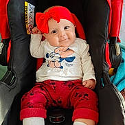 Yuna participe au concours pour gagner de l'argent avec cette photo : baby, infant, car_seat, red_bow, white_shirt, minnie_mouse, red_pants, white_socks, smiling, cute, child, headband, indoor, comfortable, seat_belt, portrait, happy, clothing, child_seat, baby_girl