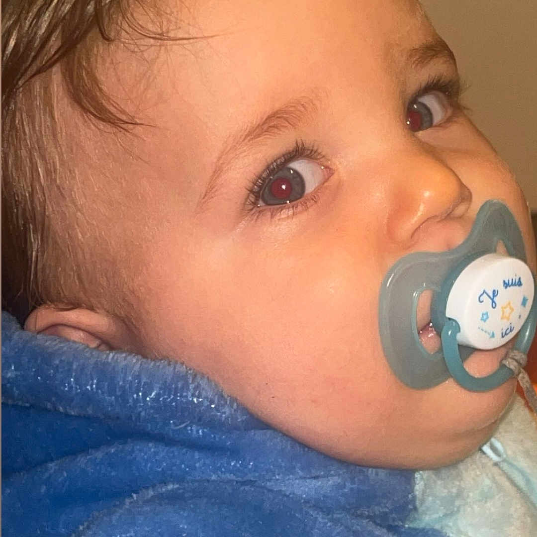 Lucyenzö a rejoint le concours — aidez-le/la à gagner de superbes lots ! baby, blue_clothing, child, closeup, cozy, curious, expression, eyelashes, face, head, indoor, infant, mouth, nose, pacifier, portrait, skin, soft_texture, wet_hair, young_child