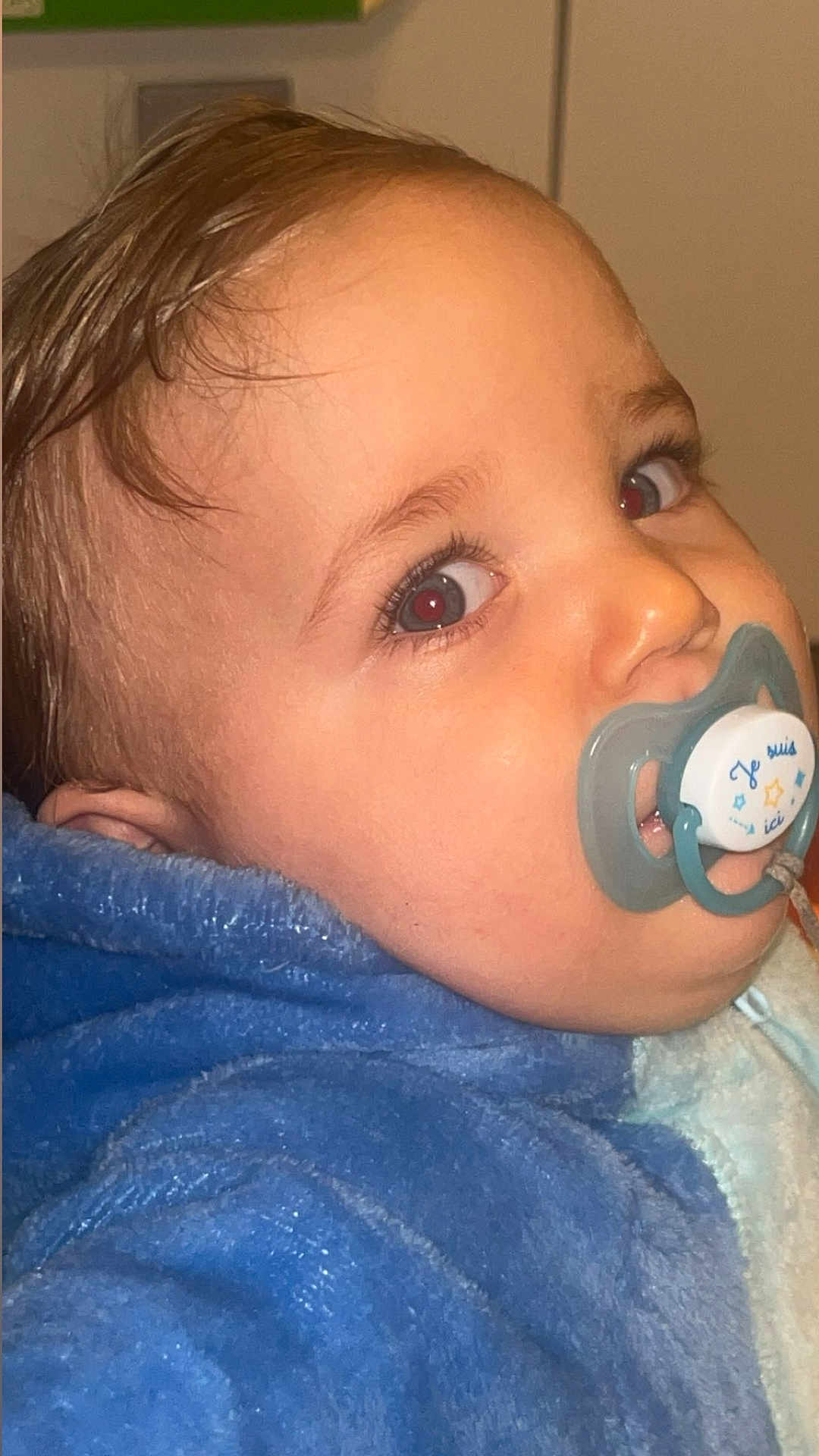 Lucyenzö a rejoint le concours — aidez-le/la à gagner de superbes lots ! baby, pacifier, blue_clothing, closeup, face, child, infant, portrait, curious, wet_hair, indoor, young_child, skin, eyelashes, nose, mouth, head, cozy, soft_texture, expression