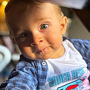 Clark participe au concours pour gagner de l'argent avec cette photo : toddler, child, face, portrait, blue_shirt, checkered_shirt, super_hero_shirt, curious, expression, close_up, indoor, person, baby, cute, smile, eyes, skin, young, clothing, buttoned_shirt
