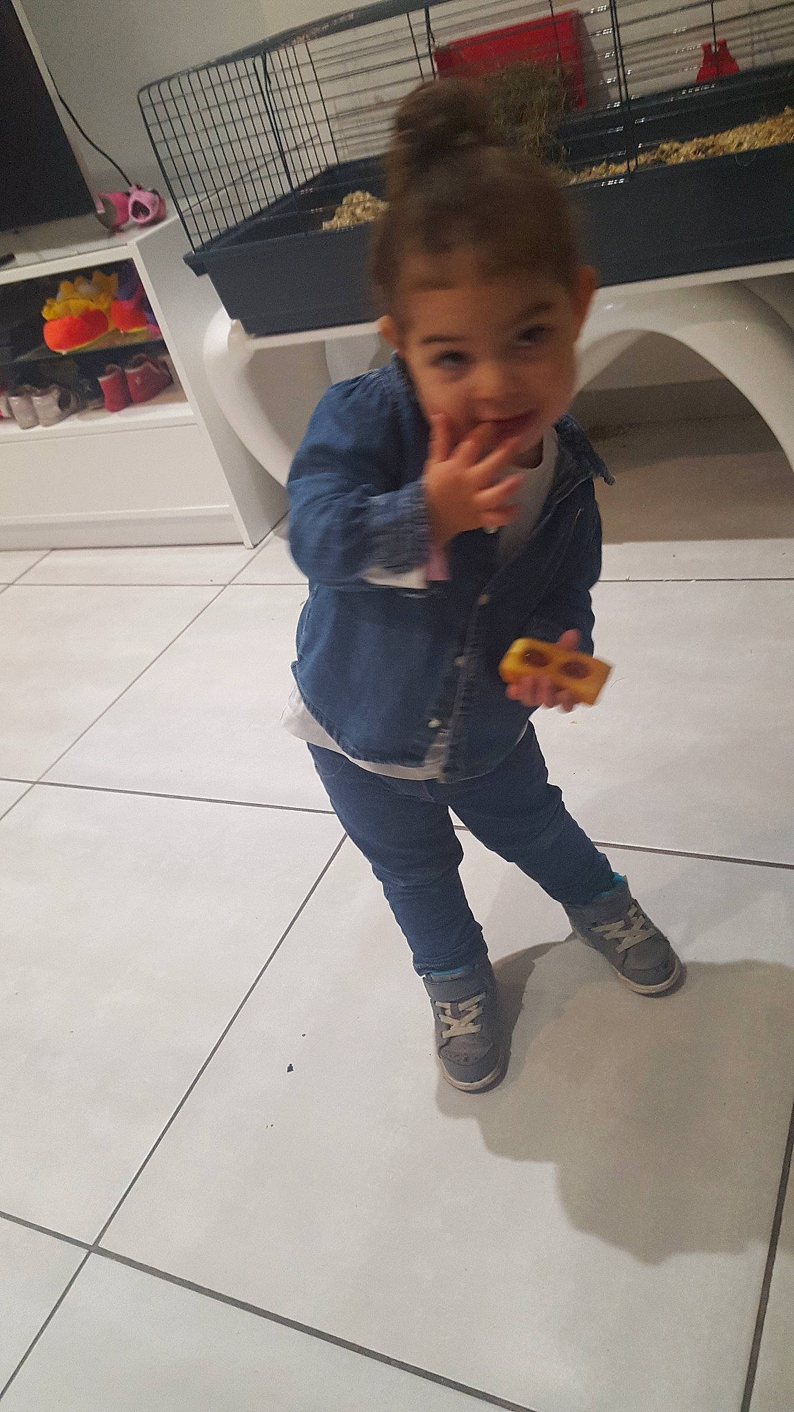 Myriem participe au concours pour gagner de l'argent avec cette photo : baby, child, floor, fun, jeans, person, shoe, smile, standing, t_shirt, toddler, vacation
