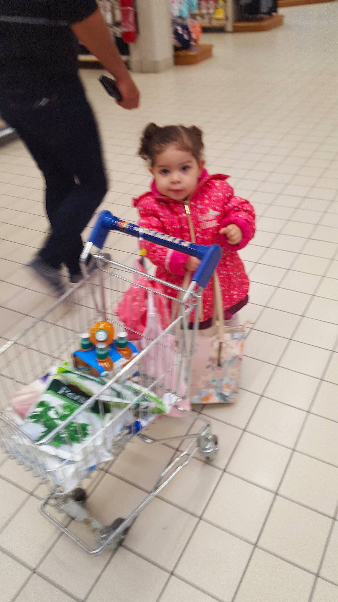 Myriem a rejoint le concours — aidez-le/la à gagner de superbes lots ! cart, child, person, play, shopping_cart, toddler, vehicle