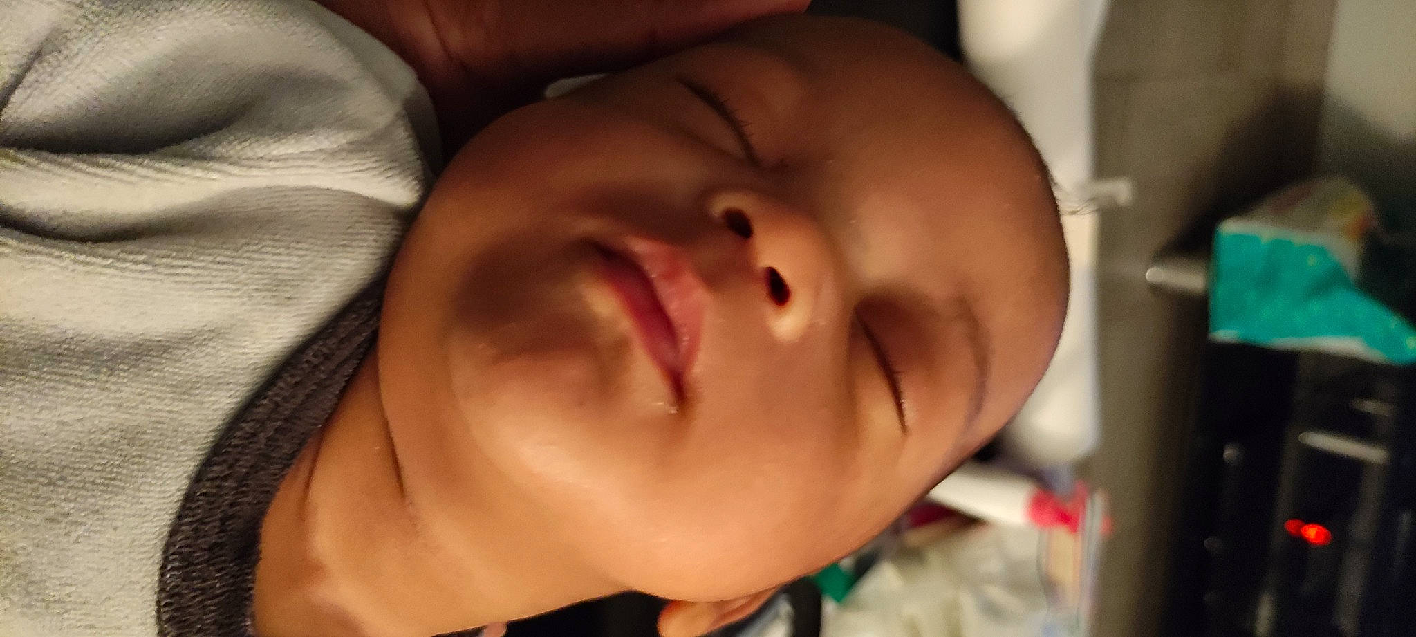 Benjamin participe au concours pour gagner de l'argent avec cette photo : baby, cheek, comfort, ear, eye, eyebrow, eyelash, finger, forehead, gesture, happy, head, iris, jaw, lip, mouth, nose, person, skin, smile