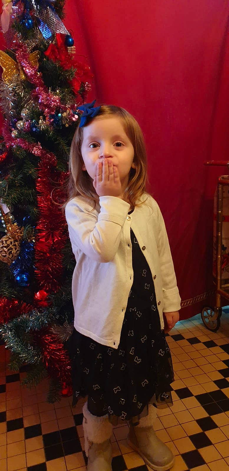 Aelys a rejoint le concours — aidez-le/la à gagner de superbes lots ! child, child_model, christmas, christmas_decoration, christmas_eve, christmas_tree, holiday, interior_design, long_hair, outerwear, person, toddler