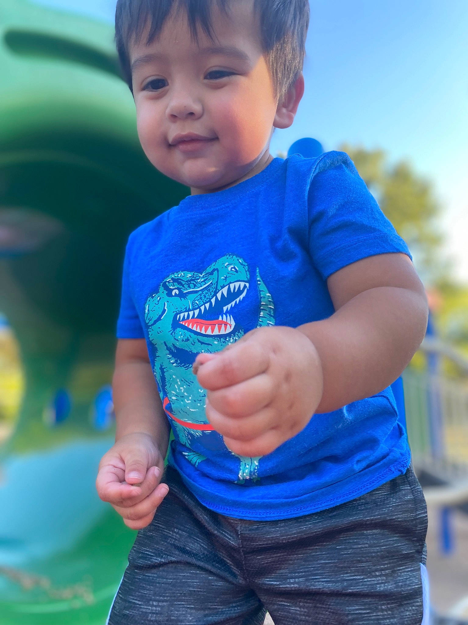 Marcel is registered to the contest to win money with this photo: azure, baby_toddler_clothing, child, electric_blue, finger, fun, grass, hand, happy, leisure, nose, person, photograph, recreation, sky, sleeve, smile, summer, t_shirt, toddler