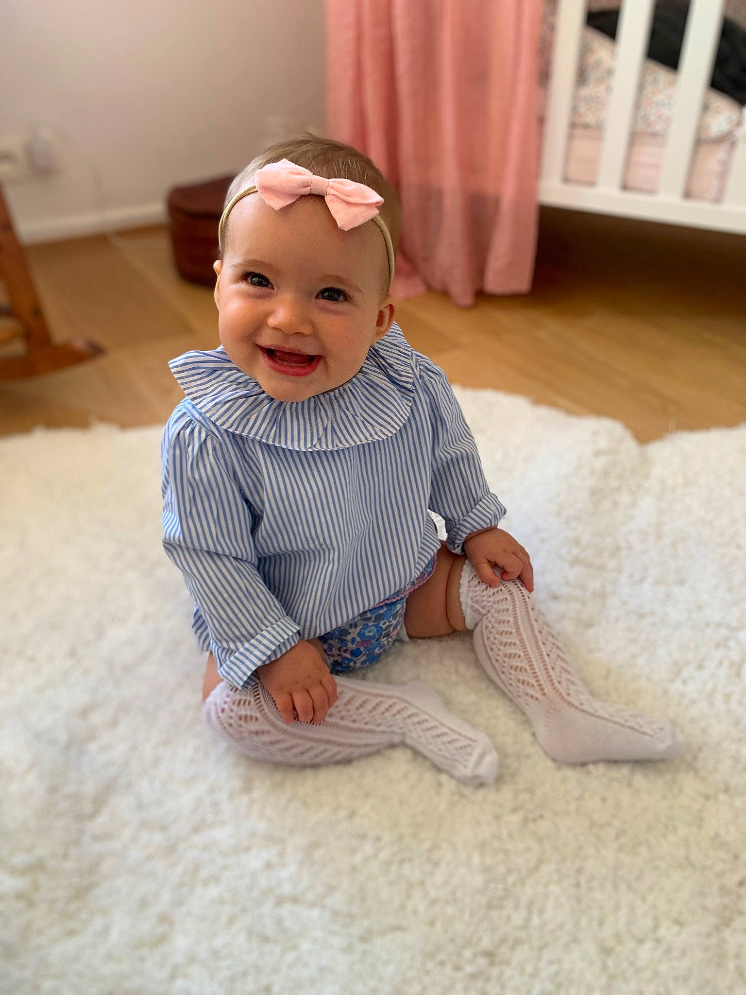 Hannah a rejoint le concours — aidez-le/la à gagner de superbes lots ! baby, baby_toddler_clothing, cheek, child, chin, floor, flooring, happy, headwear, human_leg, joint, joy, pattern, person, room, sitting, skin, sleeve, smile, textile