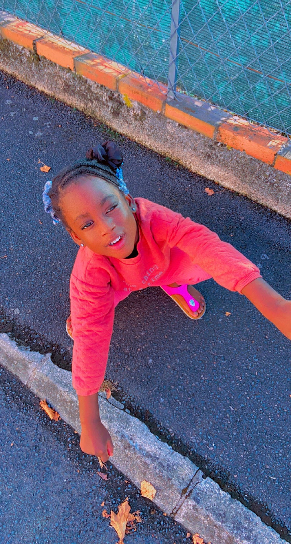 Lanise participe au concours pour gagner de l'argent avec cette photo : asphalt, blue, child, cool, electric_blue, face, fun, happy, leisure, magenta, orange, person, pink, road_surface, sidewalk, smile, standing, t_shirt, tints_and_shades, toddler