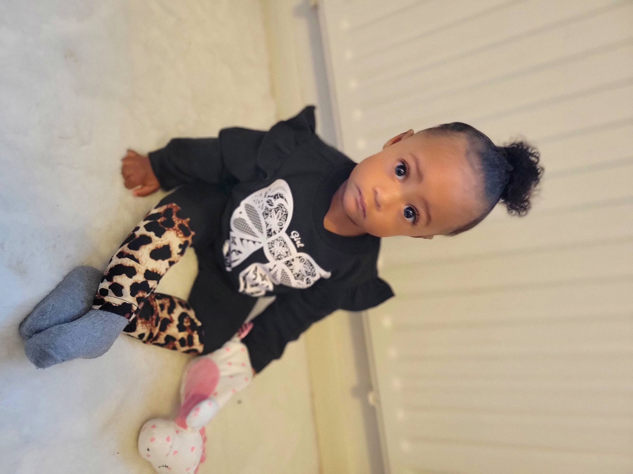 Naelys a rejoint le concours — aidez-le/la à gagner de superbes lots ! baby, baby_toddler_clothing, child, fun, fur, happy, human_body, pattern, person, room, sitting, skin, sleeve, sock, suit, toddler, tree, wood