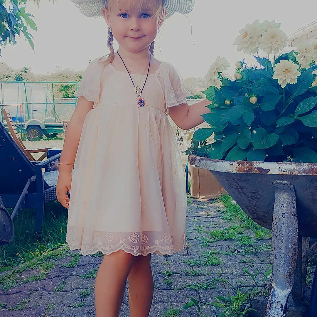 Tanaïs participe au concours pour gagner de l'argent avec cette photo : child, clothing, dress, face, female, flower, flowerarrangement, flowerbouquet, girl, hat, head, path, person, photography, plant, portrait, pottedplant, summer, sunhat, walkway