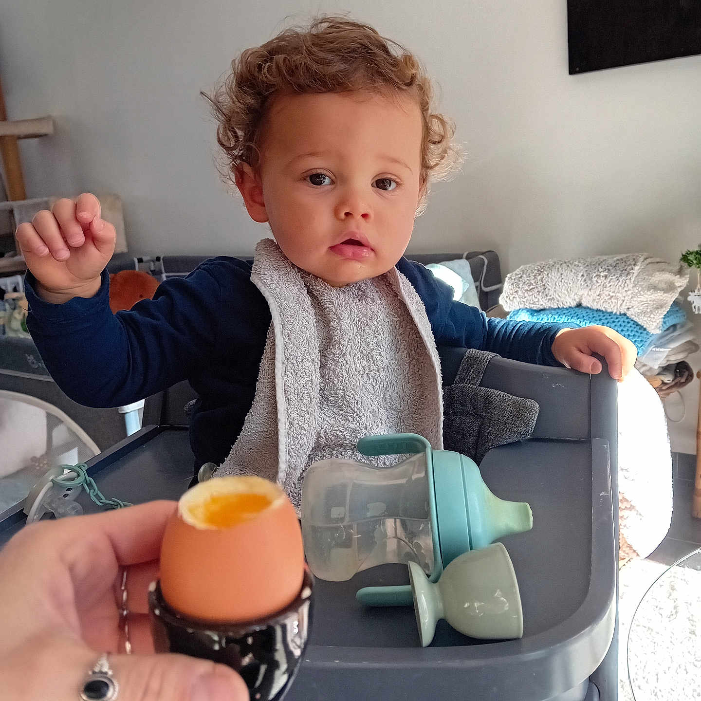 Malone a rejoint le concours — aidez-le/la à gagner de superbes lots ! accessories, baby, beverage, bodypart, bottle, coffee, coffeecup, cosmetics, cup, cutlery, finger, food, furniture, hand, jewelry, perfume, person, ring, spoon, table