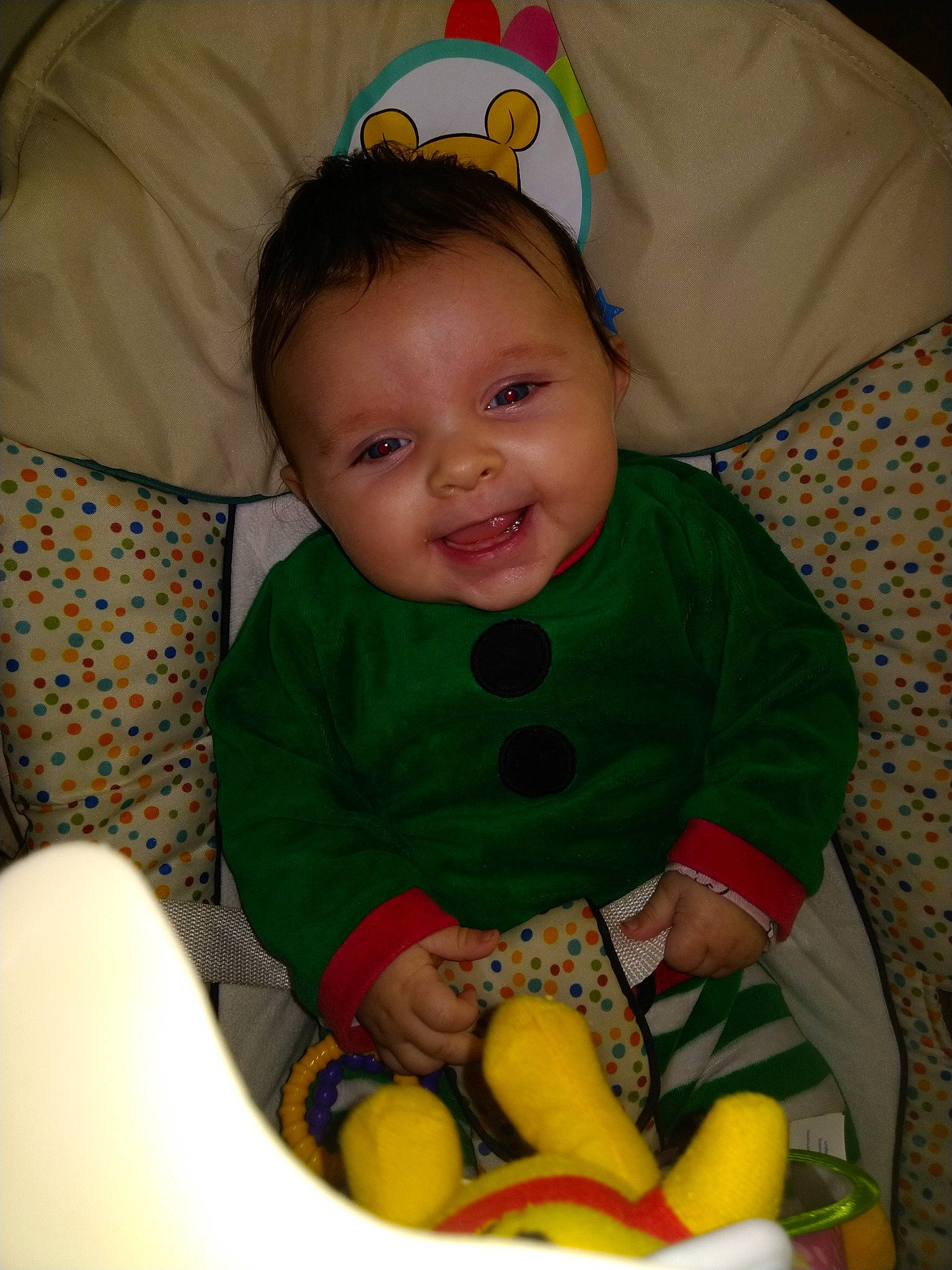 Lara a rejoint le concours — aidez-le/la à gagner de superbes lots ! baby_products, cheek, child, day, eye, fun, green, infant, iris, joy, mouth, person, play, product, sitting, skin, smile, toddler, toy, yellow