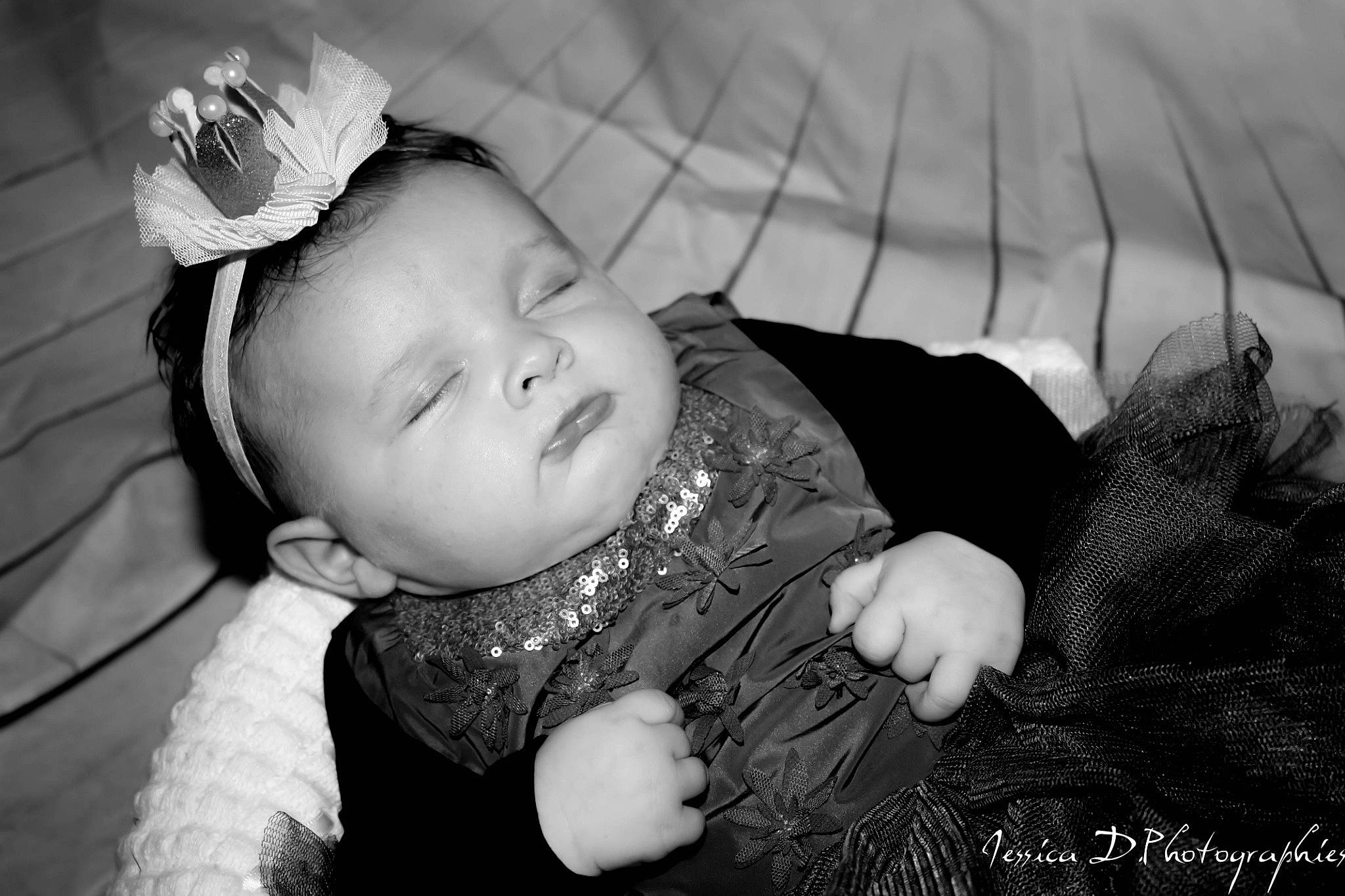 Lara a rejoint le concours — aidez-le/la à gagner de superbes lots ! black, black_and_white, child, eye, girl, hair_accessory, happiness, human, infant, monochrome, monochrome_photography, person, photo_shoot, photograph, photography, portrait_photography, smile, toddler
