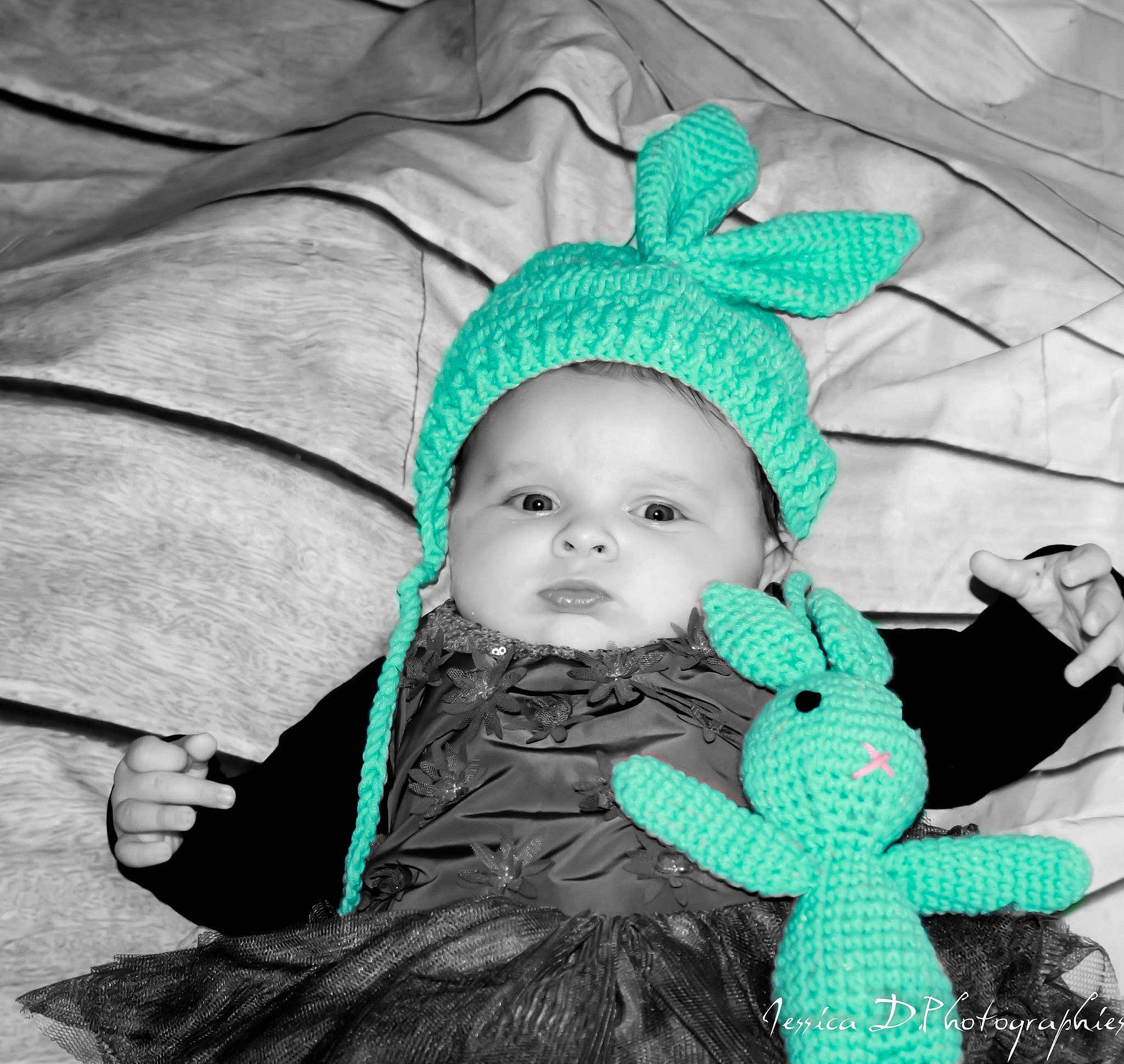 Lara participe au concours pour gagner de l'argent avec cette photo : beanie, black_and_white, bonnet, cap, child, crochet, green, headgear, infant, knit_cap, person, portrait_photography, product, smile, toddler