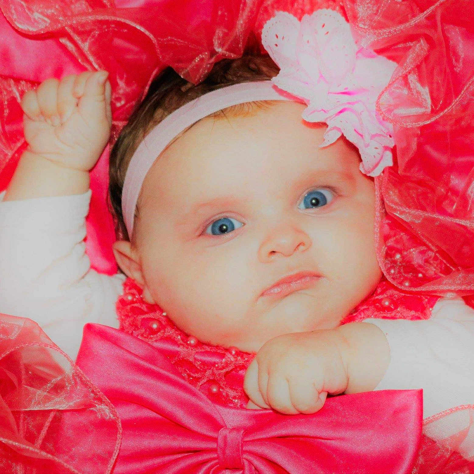 Lara a rejoint le concours — aidez-le/la à gagner de superbes lots ! beauty, cheek, child, child_model, eye, face, girl, hair_accessory, head, headband, infant, iris, lip, petal, pink, red, skin, smile, toddler