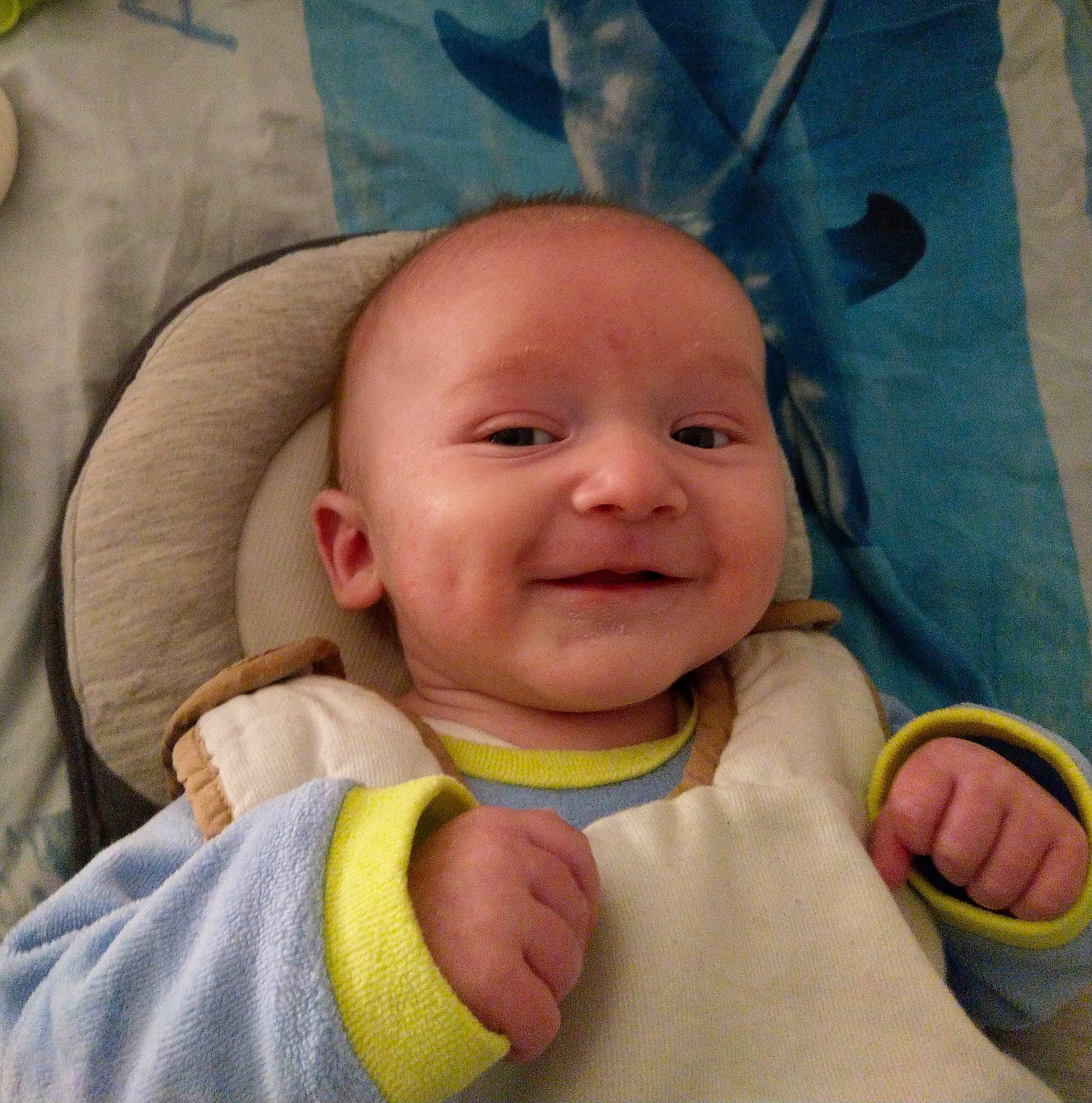 Loucas a rejoint le concours — aidez-le/la à gagner de superbes lots ! baby, baby_making_funny_faces, cheek, child, eye, face, facial_expression, finger, gesture, hand, head, lip, mouth, nose, person, product, skin, smile, thumb, toddler