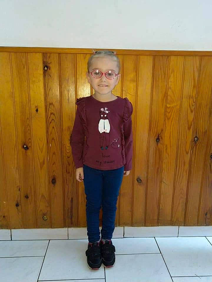 Florianna a rejoint le concours — aidez-le/la à gagner de superbes lots ! child, denim, footwear, jeans, joy, outerwear, person, shoe, shoulder, sleeve, standing, t_shirt, wood