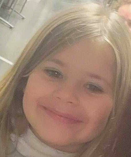 Miya participe au concours pour gagner de l'argent avec cette photo : bangs, blond, cheek, ear, eyebrow, eyelash, facial_expression, forehead, fun, happy, iris, jaw, joy, layered_hair, lip, long_hair, mouth, nose, person, selfie