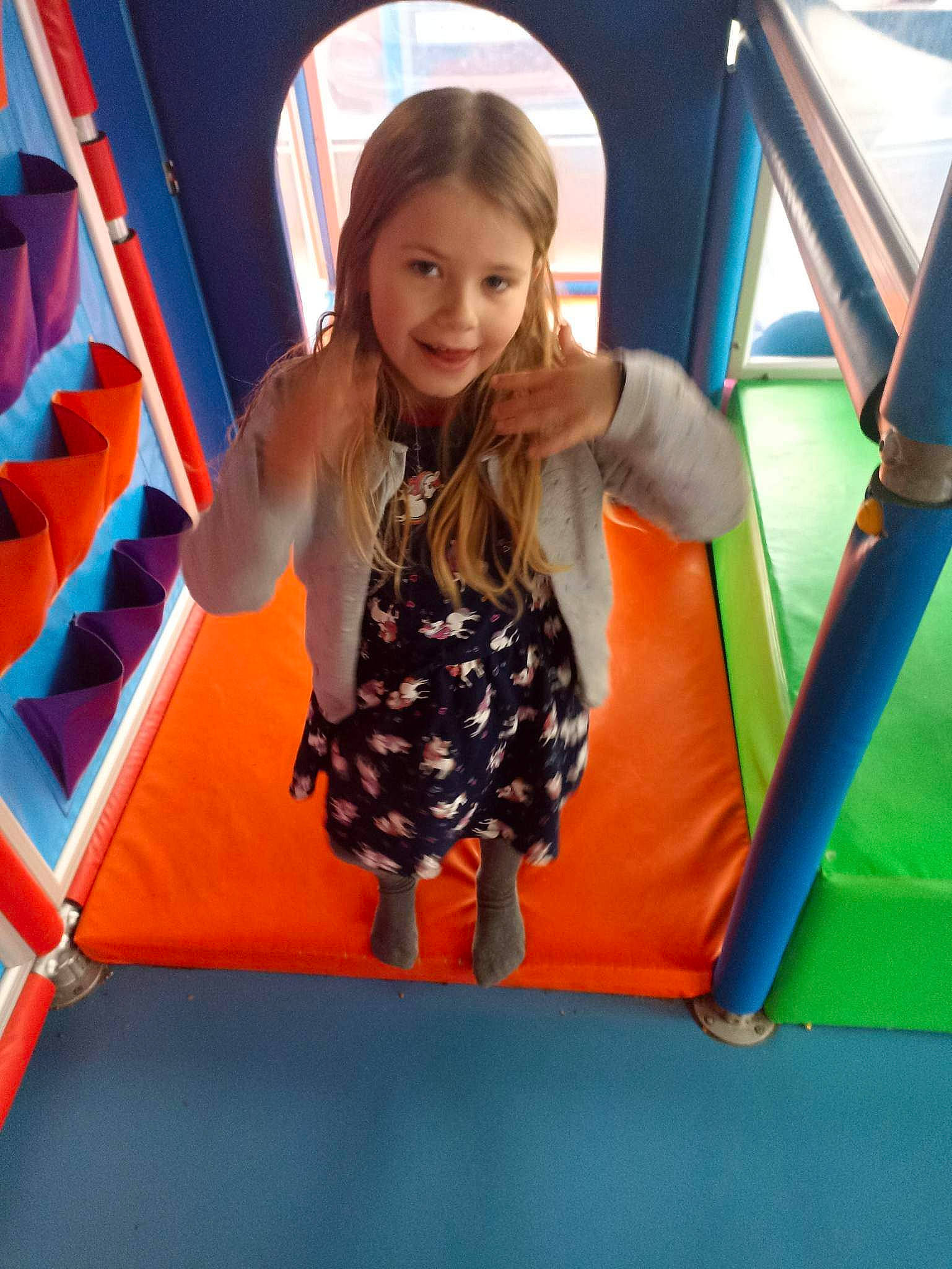Miya participe au concours pour gagner de l'argent avec cette photo : blue, child, chute, city, dress, electric_blue, flooring, fun, happy, human_leg, joy, leisure, outdoor_play_equipment, person, play, playground, recreation, room, smile, t_shirt