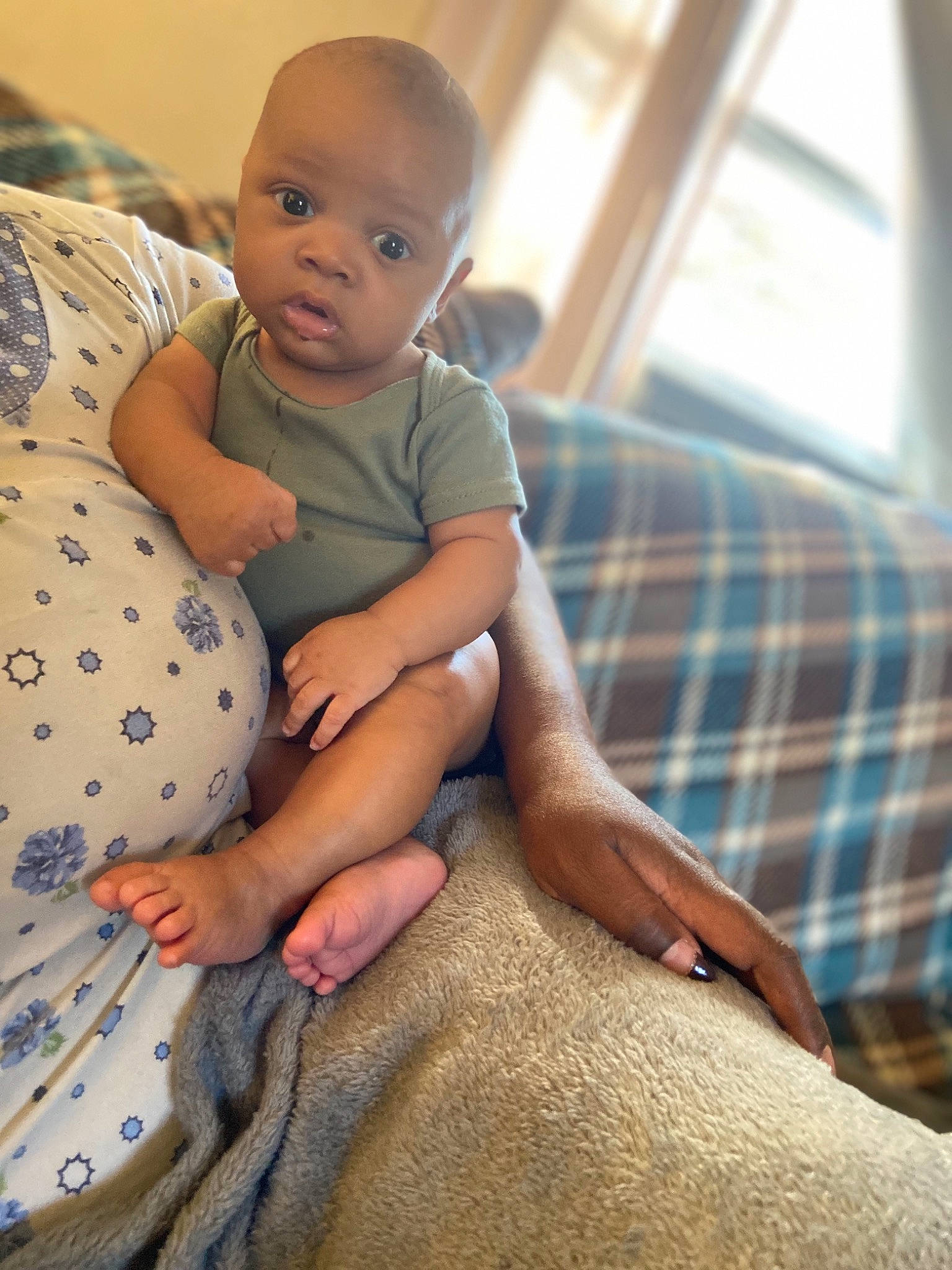 Atreus is registered to the contest to win money with this photo: baby, baby_toddler_clothing, barefoot, child, comfort, finger, flooring, foot, fun, happy, human_leg, knee, leg, pattern, person, sitting, skin, tartan, thigh, toddler