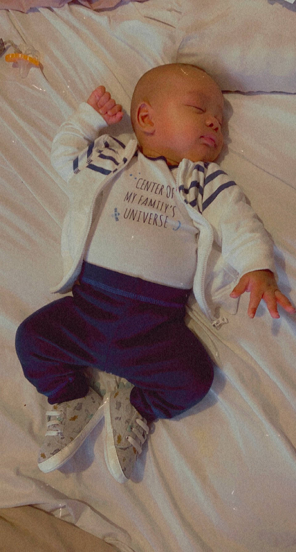 Atreus is registered to the contest to win money with this photo: baby, baby_products, baby_sleeping, baby_toddler_clothing, bedding, bedtime, carmine, child, comfort, flooring, linens, pattern, person, room, sitting, sleeve, sportswear, t_shirt, textile, thumb