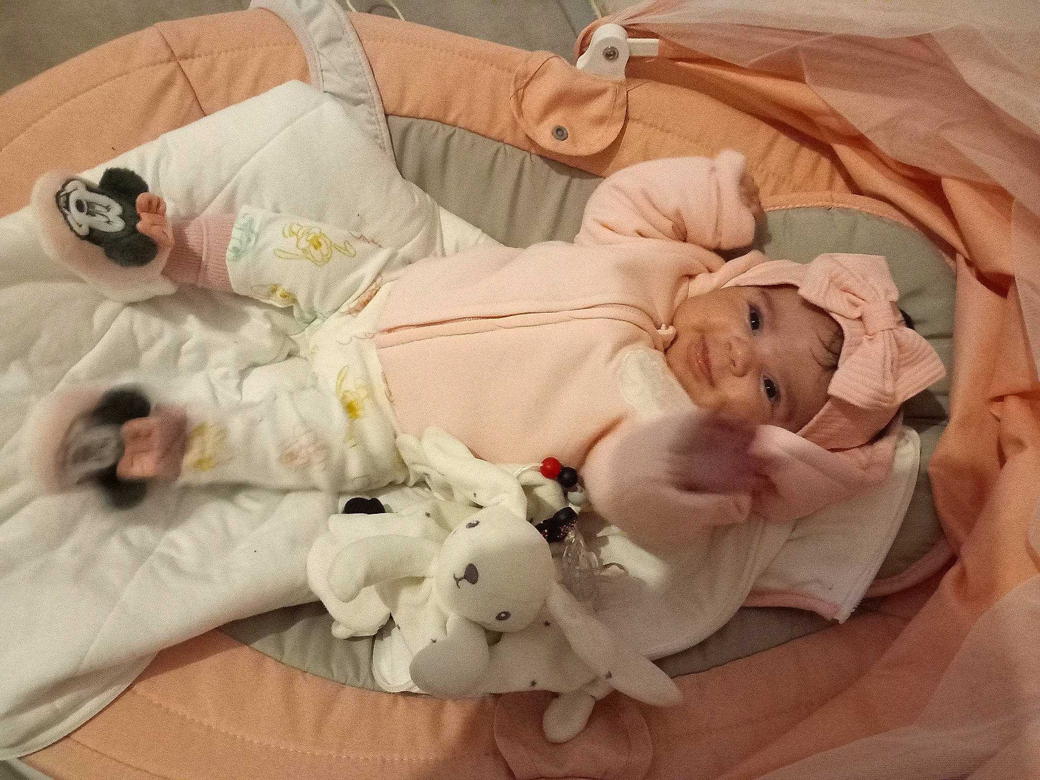 Kataleya participe au concours pour gagner de l'argent avec cette photo : baby, baby_products, baby_sleeping, baby_toddler_clothing, bedding, bedtime, child, comfort, event, flower, hand, hat, headwear, linens, person, petal, pink, remote_control, room, skin