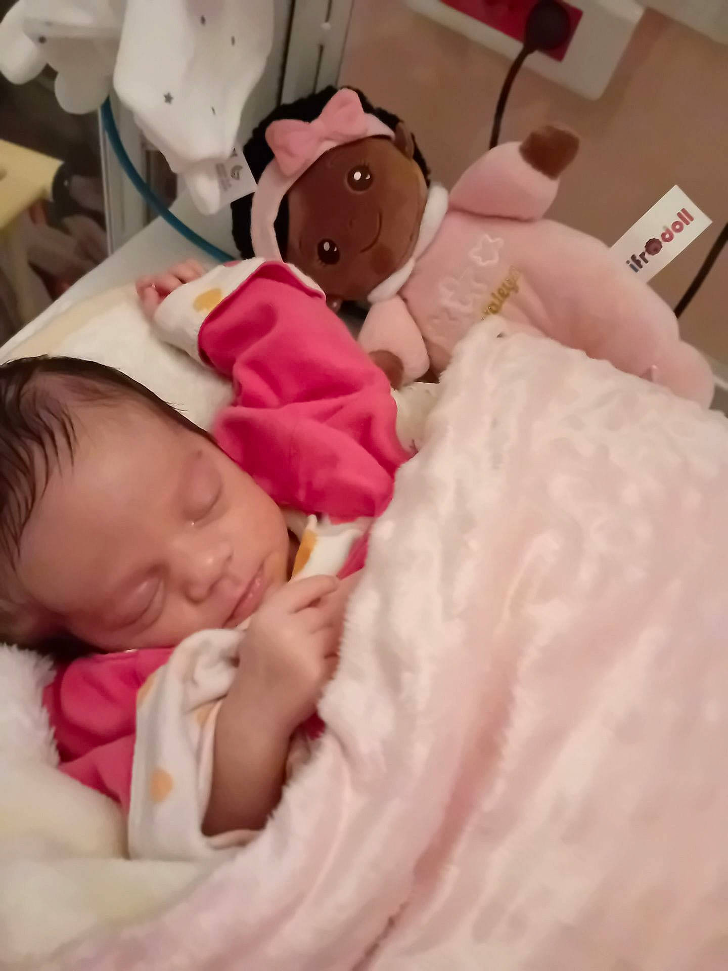 Kataleya a rejoint le concours — aidez-le/la à gagner de superbes lots ! baby, baby_products, baby_sleeping, bed, bedding, bedtime, carmine, cheek, child, comfort, event, linens, nap, peach, person, pink, room, skin, sleep, thumb