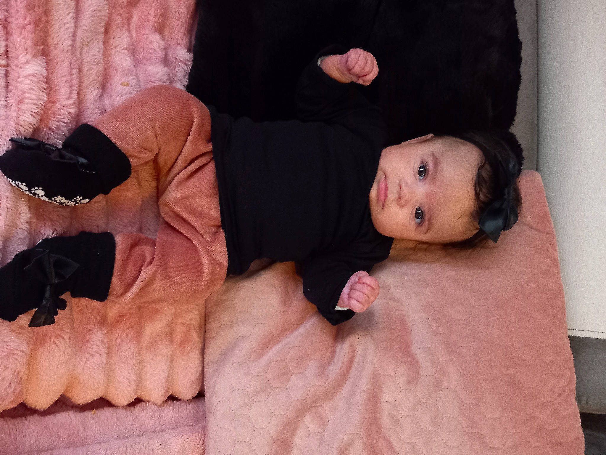 Kataleya a rejoint le concours — aidez-le/la à gagner de superbes lots ! baby, baby_toddler_clothing, cheek, child, comfort, finger, flooring, foot, fun, gesture, human, leg, linens, person, pink, sitting, skin, sleeve, textile, toddler