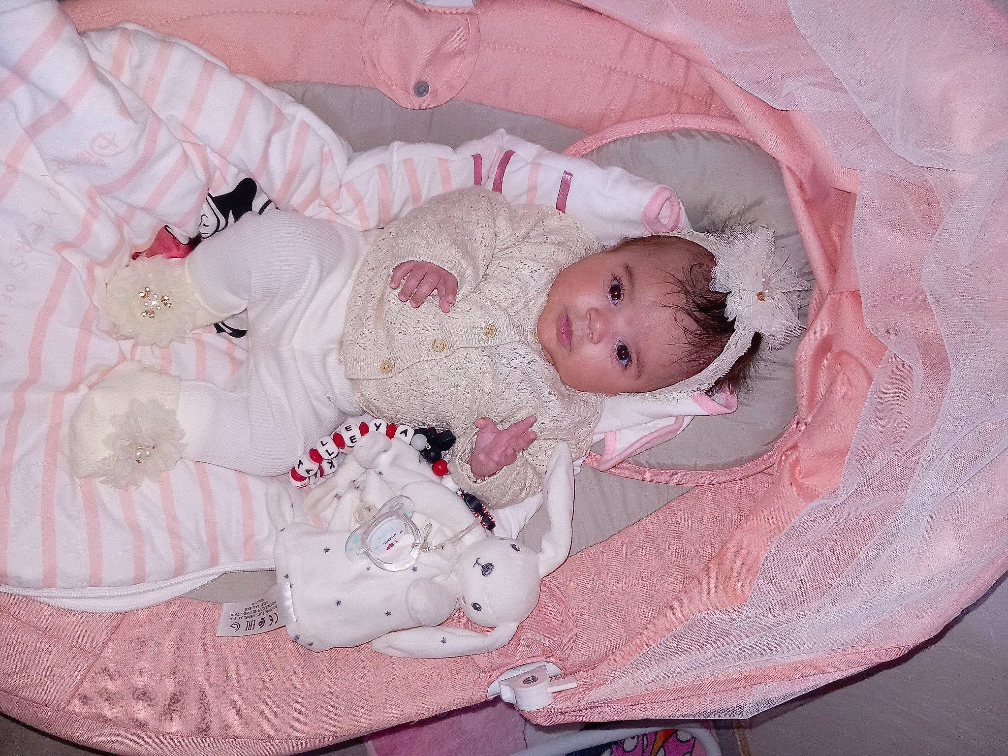 Kataleya participe au concours pour gagner de l'argent avec cette photo : baby, baby_products, baby_sleeping, baby_toddler_clothing, baby_toys, bedtime, child, comfort, embellishment, eye, head, human_body, infant_bed, linens, magenta, pattern, person, pink, room, sleeve