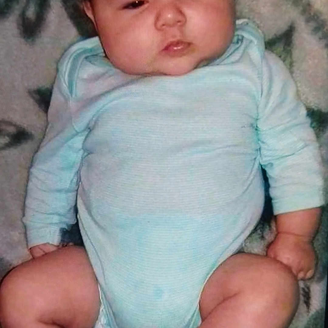 Mael a rejoint le concours — aidez-le/la à gagner de superbes lots ! arms, baby, blanket, child, chubby, clothing, cute, expression, face, indoors, infant, legs, lying_down, newborn, onesie, pattern, person, resting, skin, soft