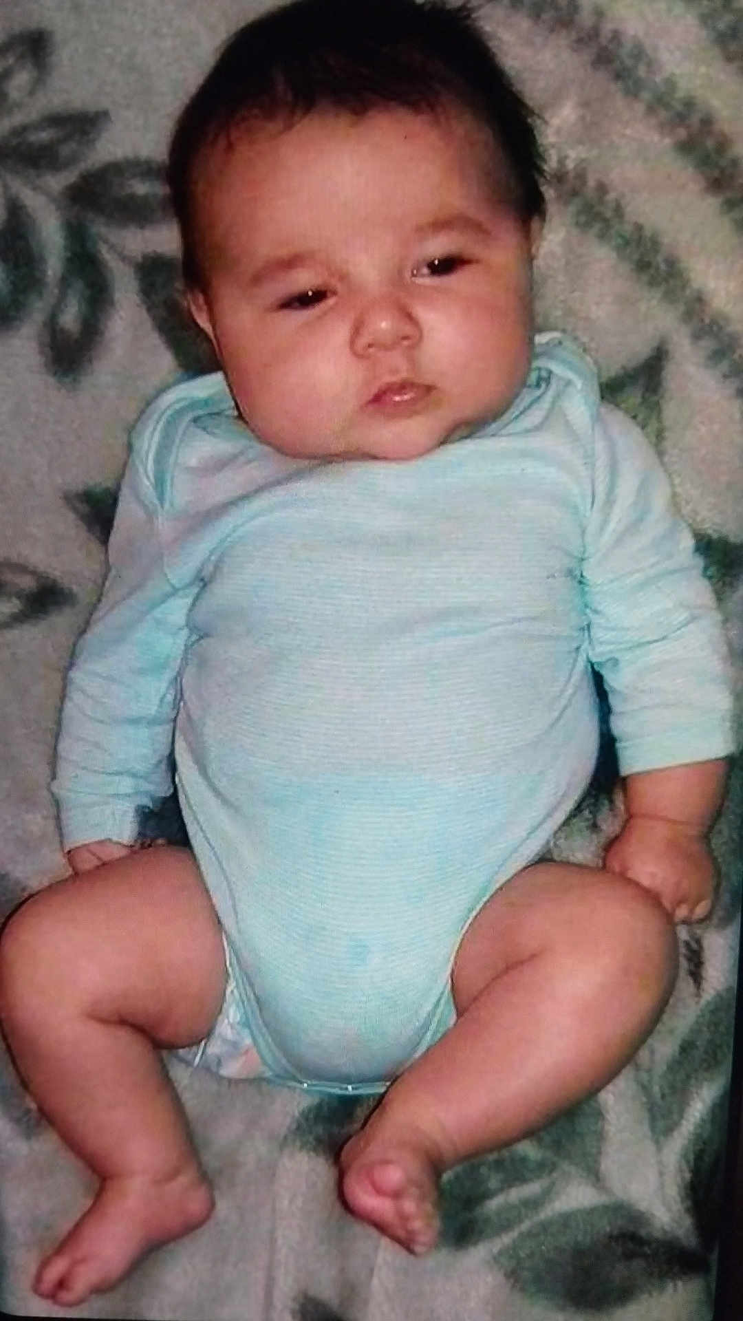 Mael a rejoint le concours — aidez-le/la à gagner de superbes lots ! baby, infant, onesie, blanket, lying_down, chubby, legs, arms, face, expression, skin, person, child, indoors, pattern, clothing, cute, newborn, resting, soft