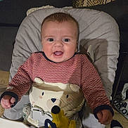 Antoine participe au concours pour gagner de l'argent avec cette photo : baby, baby_chair, bear_design, child, cozy, cushion, cute, face, hand, happy, home, indoor, infant, person, plush_toy, seated, smiling, striped_clothing, warm_lighting, yellow_toy