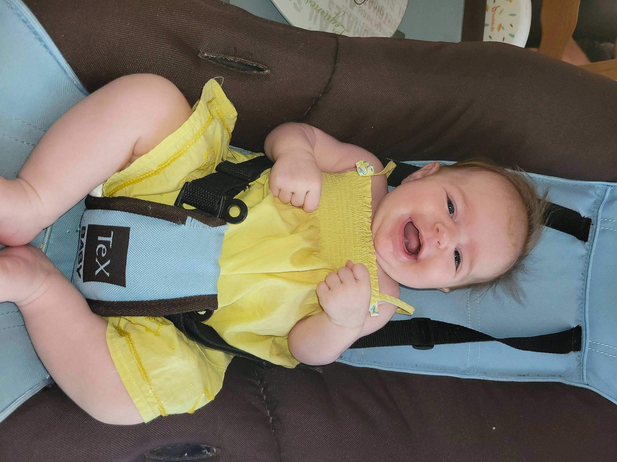 Lya participe au concours pour gagner de l'argent avec cette photo : baby, baby_carriage, baby_products, baby_toddler_clothing, child, comfort, eye, finger, gesture, hand, human_body, lap, leg, nail, person, product, sitting, smile, thumb, toddler