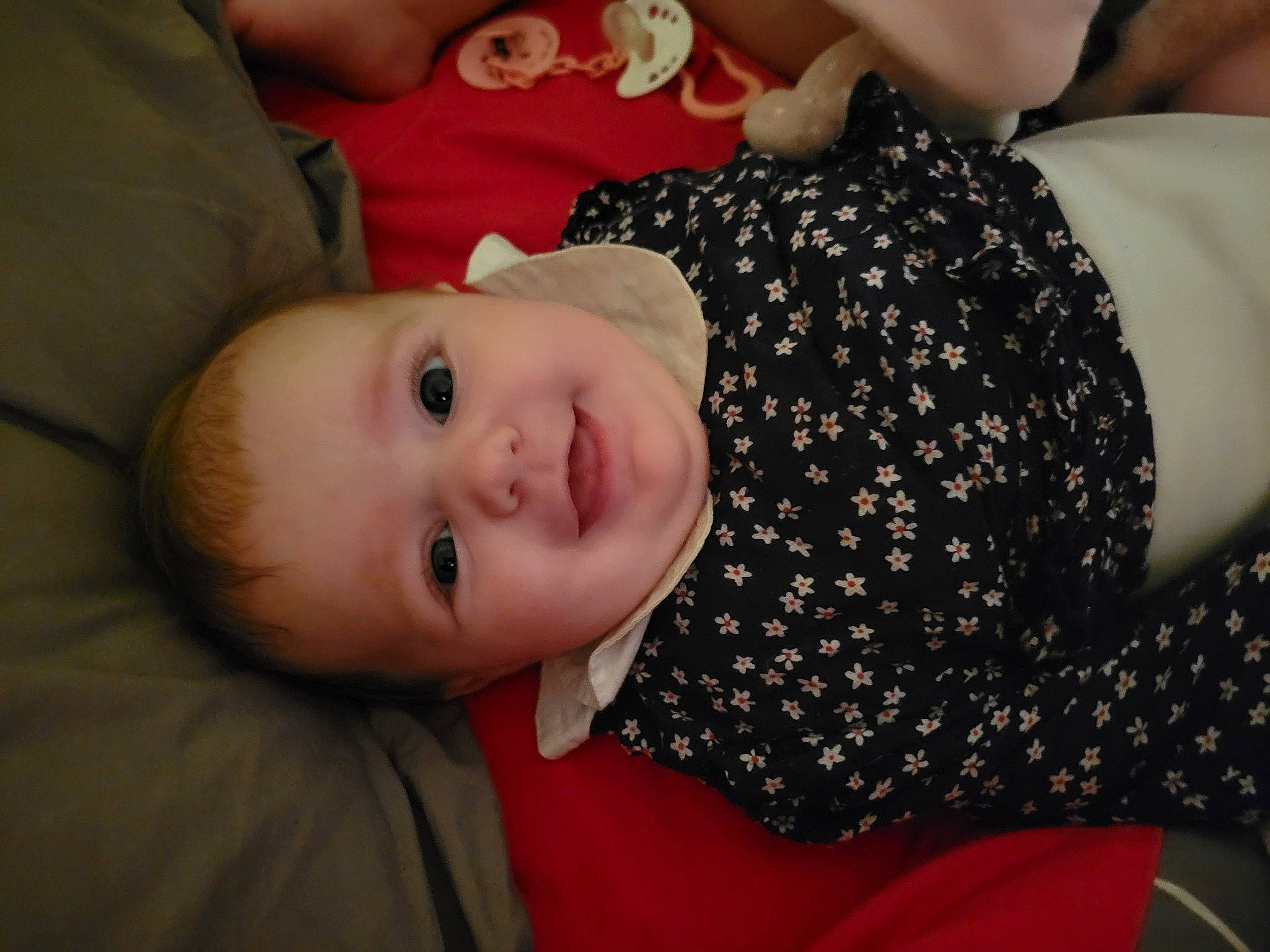 Lya a rejoint le concours — aidez-le/la à gagner de superbes lots ! baby, baby_toddler_clothing, cheek, child, comfort, fun, gesture, happy, human_leg, iris, lip, nose, pattern, person, sitting, skin, sleeve, smile, thigh, toddler