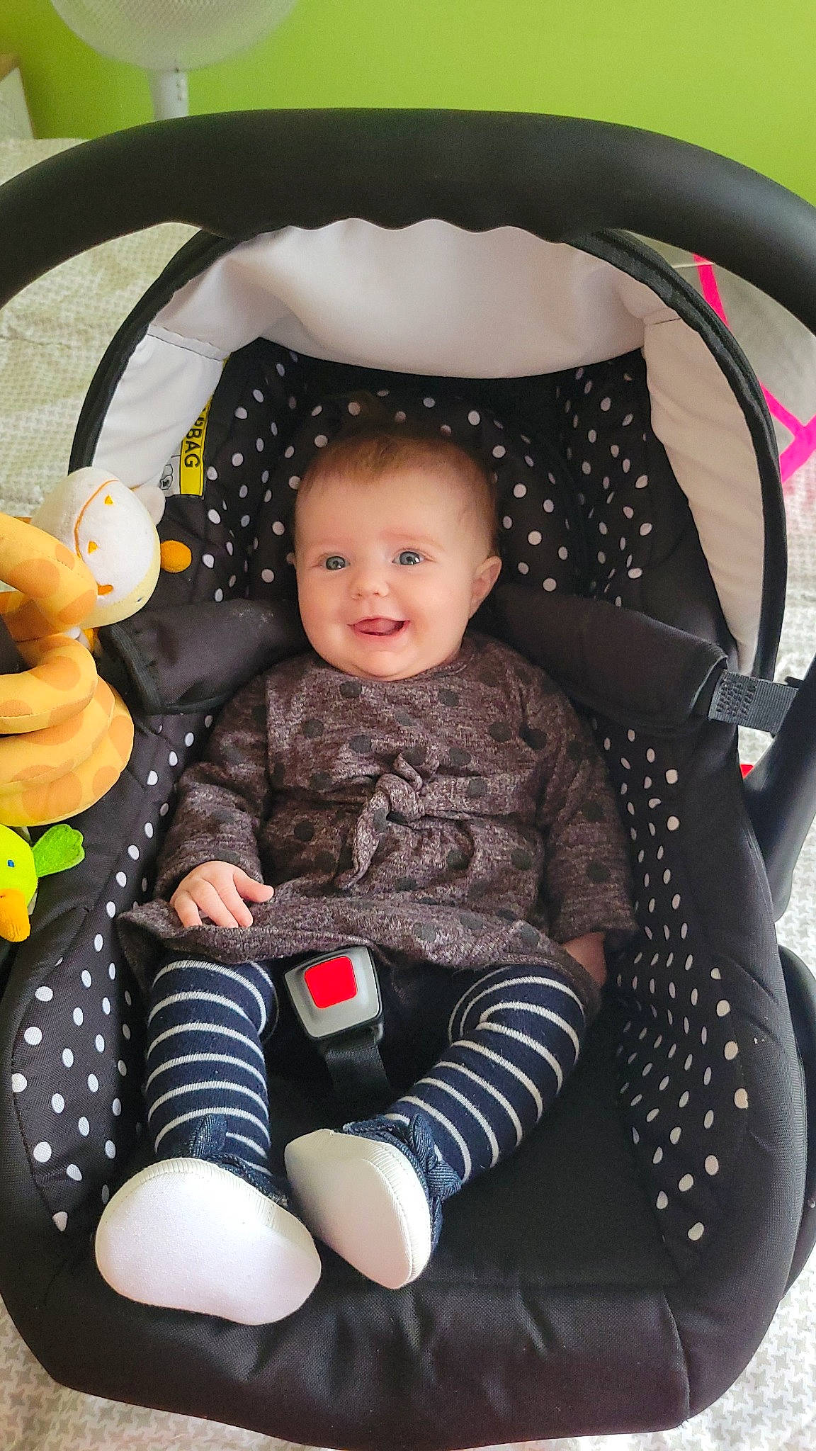 Lya a rejoint le concours — aidez-le/la à gagner de superbes lots ! arm, baby, baby_carriage, baby_toddler_clothing, black, cheek, child, comfort, face, facial_expression, hairstyle, happy, human_body, joy, organ, person, product, skin, sleeve, smile