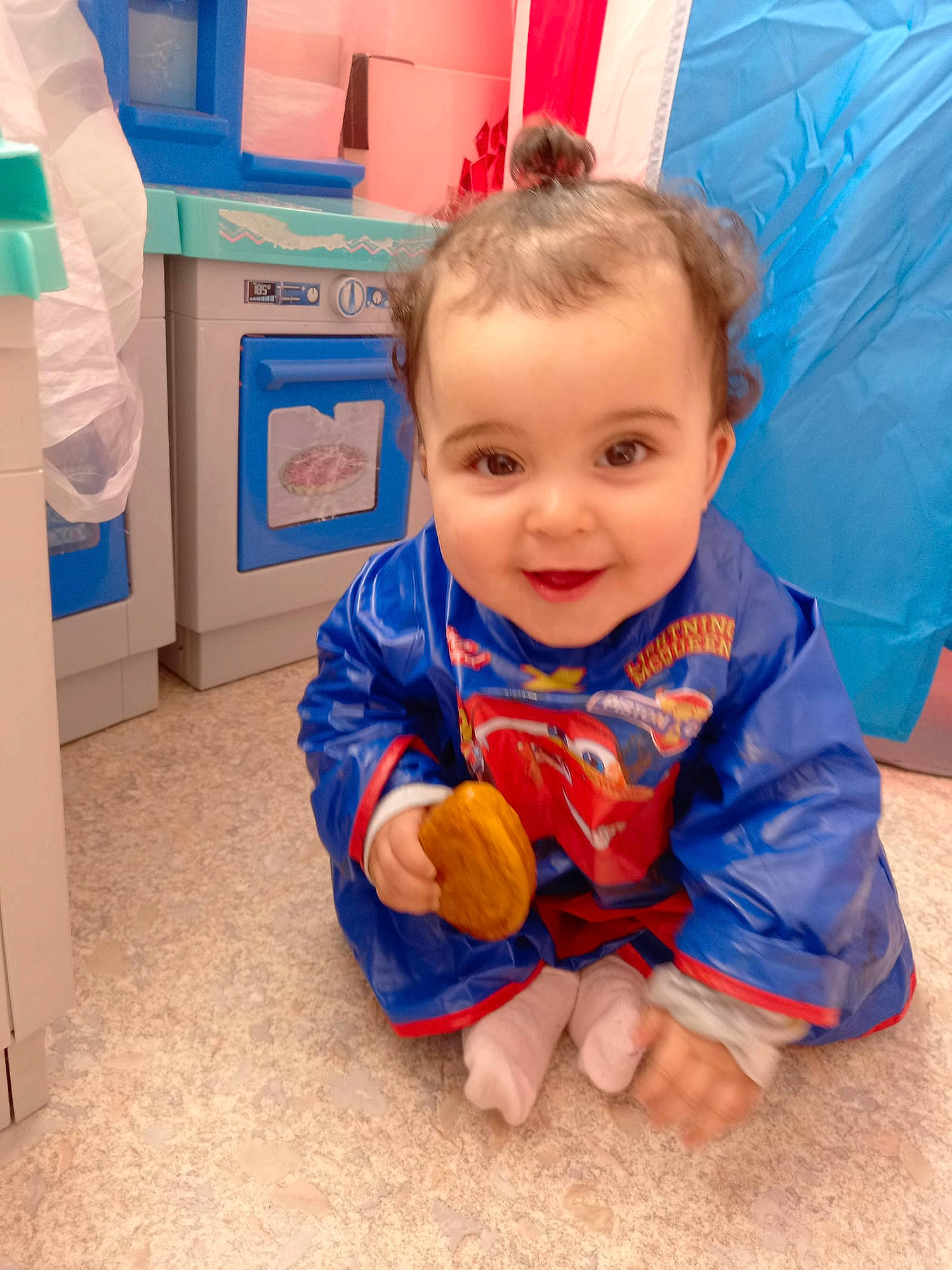 Sofya participe au concours pour gagner de l'argent avec cette photo : baby, baby_toddler_clothing, baby_toys, blue, child, electric_blue, eye, floor, flooring, foot, fun, happy, person, play, room, sitting, smile, standing, t_shirt, thumb