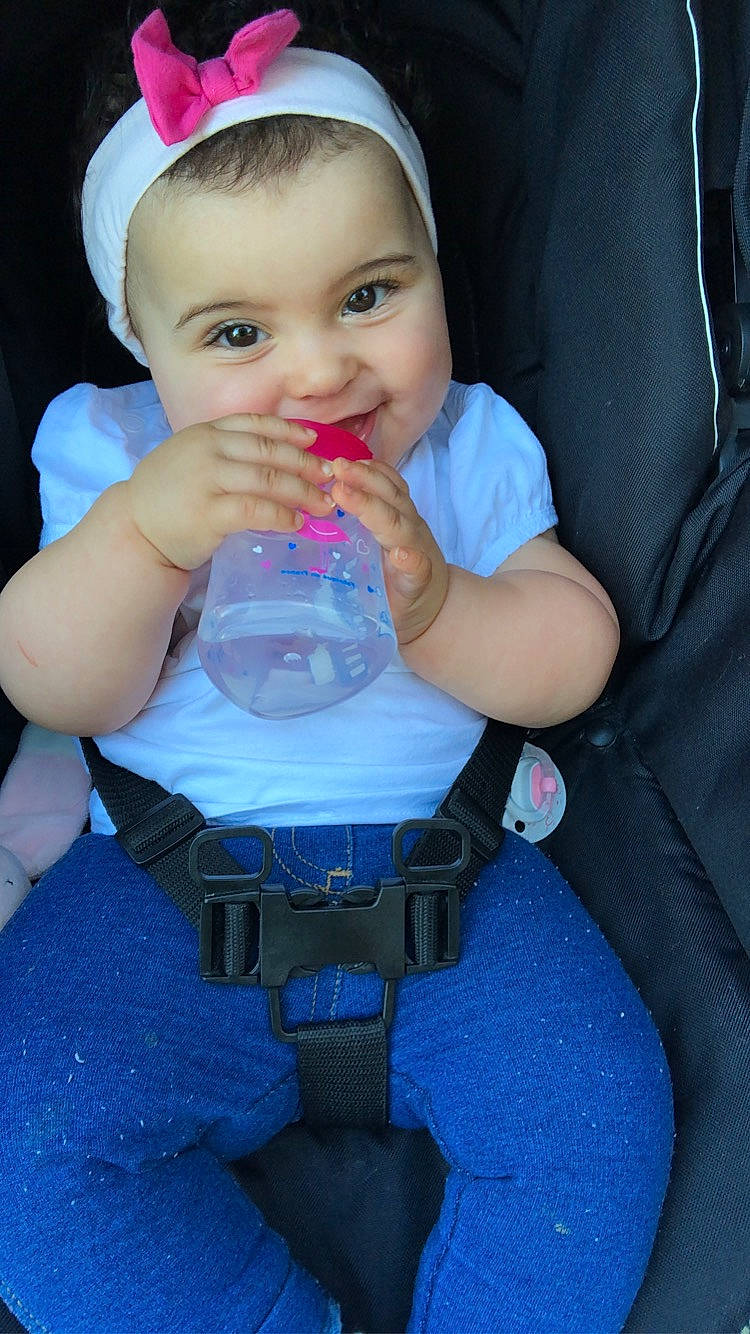 Sofya a rejoint le concours — aidez-le/la à gagner de superbes lots ! baby, baby_toddler_clothing, blue, bottle, cap, cheek, drinkware, face, finger, hand, iris, light, lip, person, plastic_bottle, product, skin, smile, toddler, water